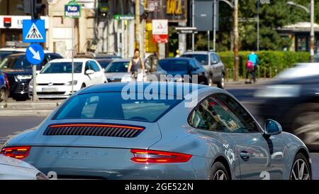 Bucarest, Roumanie - 11 août 2021 : une Porsche 911 Carrera traverse une grande intersection à Bucarest. Banque D'Images