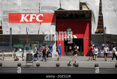 Bucarest, Roumanie - 11 août 2021 : un restaurant de restauration rapide KFC au rez-de-chaussée d'un bâtiment en cours de rénovation à Bucarest. Banque D'Images