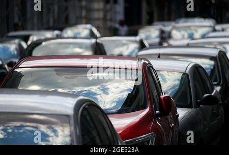 Bucarest, Roumanie - 11 août 2021 : voitures en circulation à l'heure de pointe sur un boulevard de Bucarest. Banque D'Images