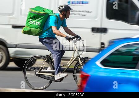 Bucarest, Roumanie - 11 août 2021 : un courrier de livraison de nourriture Uber Eats livre de la nourriture à Bucarest, Roumanie. Banque D'Images