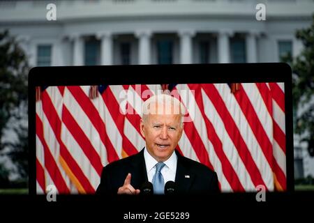 Washington, États-Unis. 16 août 2021. Photo prise à Arlington, Virginie, aux États-Unis, le 16 août 2021 montre un écran montrant le président américain Joe Biden livrant des remarques sur l'Afghanistan à la Maison Blanche à Washington, DC Biden a déclaré lundi que la détérioration de la situation en Afghanistan « se déroule plus rapidement » que les États-Unis ne l'avaient prévu, Ajoutant, cependant, qu'il se tient à la décision de retirer les troupes américaines du pays déchiré par la guerre. Credit: Liu Jie/Xinhua/Alay Live News Banque D'Images