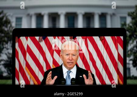 Washington, États-Unis. 16 août 2021. Photo prise à Arlington, Virginie, aux États-Unis, le 16 août 2021 montre un écran montrant le président américain Joe Biden livrant des remarques sur l'Afghanistan à la Maison Blanche à Washington, DC Biden a déclaré lundi que la détérioration de la situation en Afghanistan « se déroule plus rapidement » que les États-Unis ne l'avaient prévu, Ajoutant, cependant, qu'il se tient à la décision de retirer les troupes américaines du pays déchiré par la guerre. Credit: Liu Jie/Xinhua/Alay Live News Banque D'Images