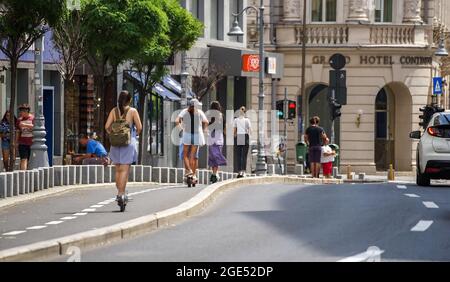 Bucarest, Roumanie - 12 août 2021 : les gens sont en scooter électrique sur la piste cyclable Victory Avenue à Bucarest, Roumanie. Banque D'Images