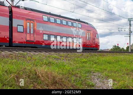 Moscou, Russie - 4 août 2019 : train Aeroexpress, le train de banlieue le plus rapide pour l'aéroport. Transport écologique public, chariot rouge avec deux floo Banque D'Images