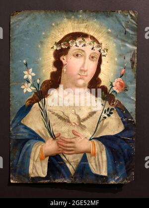 Un ancien retable hispanique présente un portrait de la Vierge Marie peinte sur un moule. Banque D'Images