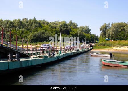 Sumerlya, Russie - 17 juillet 2021 : pont flottant au-dessus de la rivière Sura. Mouvement de transport sur le pont ponton Banque D'Images