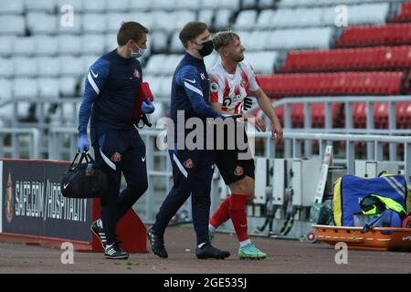 SUNDERLAND, ROYAUME-UNI. 16 AOÛT Stephen Wearne de Sunderland est escorté du terrain avec une blessure lors du match PL 2 Division 2 entre Sunderland et Fulham au Stade de Light, Sunderland, le lundi 16 août 2021. (Crédit : will Matthews | MI News) crédit : MI News & Sport /Alay Live News Banque D'Images