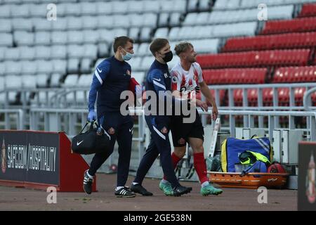 SUNDERLAND, ROYAUME-UNI. 16 AOÛT Stephen Wearne de Sunderland est escorté du terrain avec une blessure lors du match PL 2 Division 2 entre Sunderland et Fulham au Stade de Light, Sunderland, le lundi 16 août 2021. (Crédit : will Matthews | MI News) crédit : MI News & Sport /Alay Live News Banque D'Images