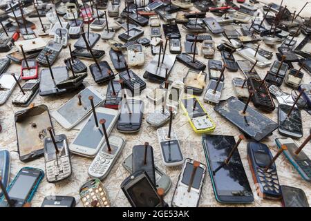 Litovka, Bélarus - 16 août 2021 : arrière-plan de différents anciens téléphones mobiles cloués à l'avion dans la maison-musée de l'art alternatif Litovka, buil Banque D'Images