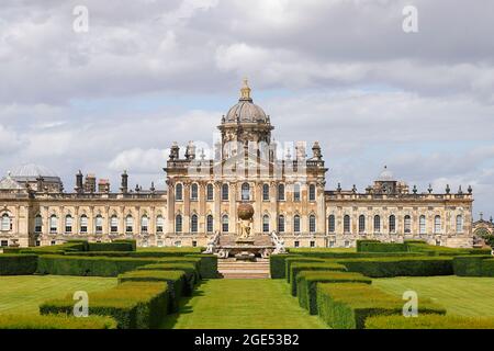 Château Howard et fontaine de l'Atlas dans le North Yorkshire et vue du côté sud. Banque D'Images