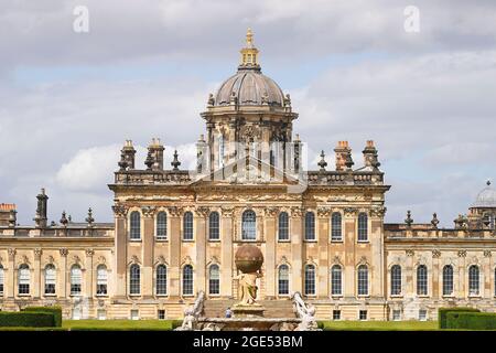 Château Howard et fontaine de l'Atlas dans le North Yorkshire et vue du côté sud. Banque D'Images