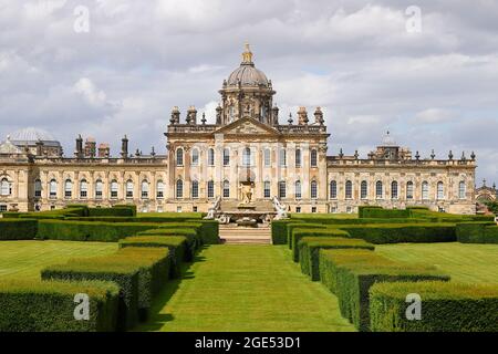 Château Howard et fontaine de l'Atlas dans le North Yorkshire et vue du côté sud. Banque D'Images