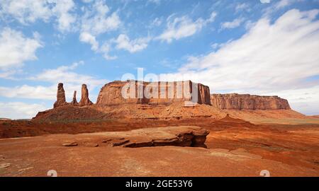 Mitchell Mesa avec Three Sisters, Monument Valley, Arizona / Utah Banque D'Images