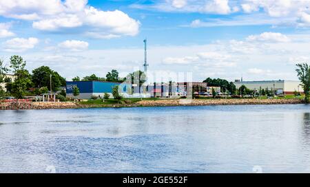 Wausau, Wisconsin, Etats-Unis, 13 août 2021 : Wausau On Water Family Entertainment Centre sur le fleuve Wisconsin, panorama Banque D'Images