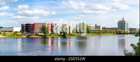 Wausau, Wisconsin, États-Unis, 13 août 2021 : entreprises du district de Wausau East Riverfront, dans le centre-ville de Wausau, le long de la rivière Wisconsin, panorama Banque D'Images