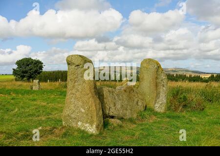 Strichen Stone Circle dans Aberdeenshire avec vue sur Mormond Hill et Waughton Hill en arrière-plan Banque D'Images
