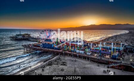 Une vue sur la jetée de Santa Monica avec un beau coucher de soleil Banque D'Images