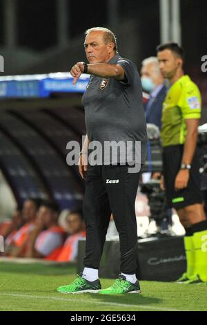 Salerno, Italie. 16 août 2021. Fabrizio Castori entraîneur de Salerntana, pendant le match de coupe italienne entre Salerntana et Reggina, résultat final 2-0, match joué au stade Arechi à Salerne. Salerno, Italie, 16 août 2021. (Photo par Vincenzo Izzo/Sipa USA) crédit: SIPA USA/Alay Live News Banque D'Images