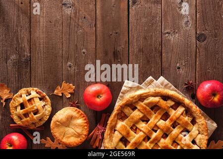Bordure inférieure de tarte aux pommes d'automne maison. Scène de table au-dessus de la vue sur un arrière-plan rustique en bois avec espace de copie. Banque D'Images