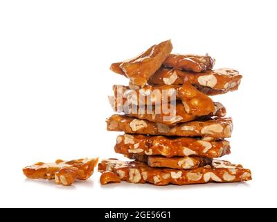 Pile de bonbons traditionnels cassants aux arachides, isolée sur fond blanc Banque D'Images