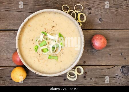 Soupe de pommes de terre et de poireaux. Vue de dessus sur un fond de bois rustique. Banque D'Images