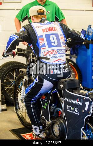 MANCHESTER, ROYAUME-UNI. 16 AOÛT Dan Bewley teste son embrayage avant de courir pendant la finale du circuit automobile britannique Sports Insure au National Speedway Stadium, Manchester, le lundi 16 août 2021. (Credit: Ian Charles | MI News) Credit: MI News & Sport /Alay Live News Banque D'Images