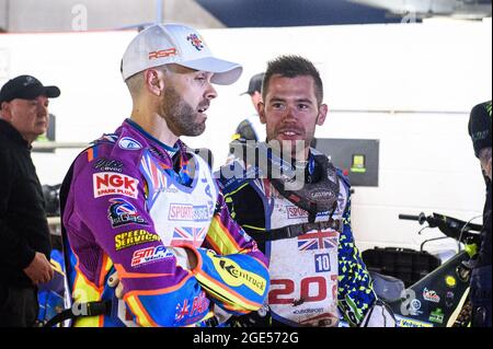 MANCHESTER, ROYAUME-UNI. 16 AOÛT Rory Schlein (à gauche) discute avec Paul Starke lors des finales du circuit automobile britannique Sports Insure au National Speedway Stadium, Manchester, le lundi 16 août 2021. (Credit: Ian Charles | MI News) Credit: MI News & Sport /Alay Live News Banque D'Images