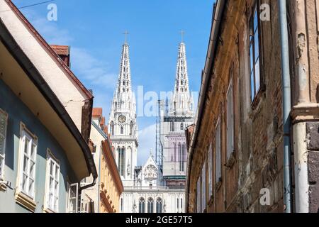 Photo de la cathédrale de Zagreb en été. La cathédrale de Zagreb, sur le Kaptol, est une cathédrale-église catholique romaine et pas seulement le plus haut bâtiment de Banque D'Images