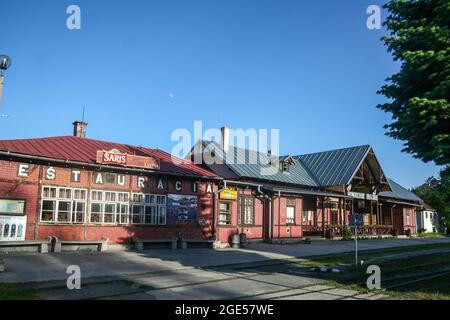 Photo de la gare de tatranska lomnica, en Slovaquie, vide. C'est une petite gare rurale pour les services de train locaux dans la montagne tatra Banque D'Images