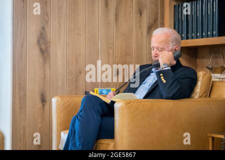 Camp David, Maryland - lundi 16 août 2021 - le président Biden s'entretient avec le secrétaire Blinken, le secrétaire Austin et le conseiller à la sécurité nationale Jake Sullivan au sujet des efforts en cours pour réduire en toute sécurité l'empreinte civile en Afghanistan. Banque D'Images