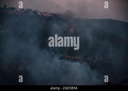 GIV’at Ye’arim / Shoresh. Jérusalem-Ouest, 16 août 2021. Les forces de lutte contre les incendies luttent pour éteindre un feu de forêt massif le deuxième jour de sa combustion, les pentes occidentales des montagnes de Jérusalem. Village de GIV’at Ye’arim / Shoresh. Jérusalem-Ouest, 16 août 2021. (Photo de Matan Golan/Alay Live News) crédit: Matan Golan/Alay Live News Banque D'Images