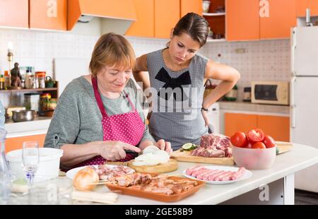 Femme et sa fille cuisinant ensemble Banque D'Images