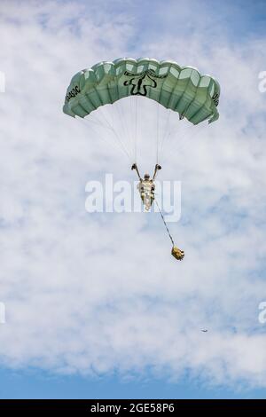 Un soldat de l'équipe de parachutisme du commandement des opérations spéciales de l'armée des États-Unis, les Black Daggers, fait un parachute qui débarque dans le Airborne and Special Operations Museum à Fayetteville, en Caroline du Nord, le 14 août 2021. L'événement a eu lieu à l'occasion de la Journée nationale de l'aviation. (É.-U. Photo de l'armée par Megan Hackett) Banque D'Images