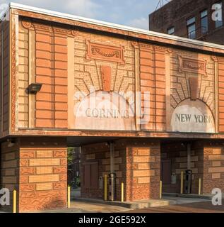 À Corning, New York, la façade de passage d'une banque est peinte en trompe l'œil, créant ainsi une illusion optique. Banque D'Images