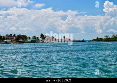 Vue sur Caye Caulker, Belize depuis le bateau Banque D'Images