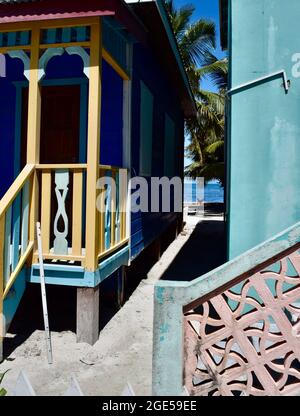 Vue sur la mer et la plage entre deux bâtiments de Caye Caulker, Belize Banque D'Images