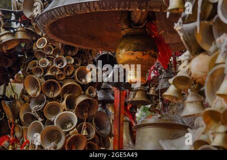 Chitai Golu devata, temple de la cloche, des milliers de cloches, Almora, Uttarakhand, Inde Banque D'Images