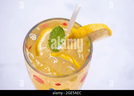 Boisson d'été tranche de citron juteux, boissons exotiques d'été rafraîchissantes de boissons froides verres fruits frais sur glace thé à cocktail maison avec citron et menthe le Banque D'Images