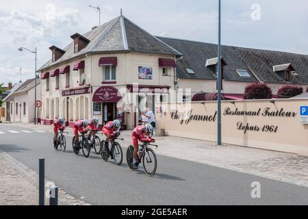 Etouvelles, France. 15 août 2021. L'équipe japonaise a vu en action pendant le procès. La deuxième étape du Tour de l'avenir 2021 est un essai en équipe dans un circuit autour de la ville de Laon le 15 août. Le Tour de l'avenir est une compétition cycliste qui se déroule du 13 au 22 août 2021 et est réservée aux cyclistes de moins de 23 ans. Le gagnant de la deuxième première étape est l'équipe des pays-Bas. Crédit : SOPA Images Limited/Alamy Live News Banque D'Images