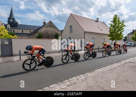 Etouvelles, France. 15 août 2021. L'équipe néerlandaise a vu en action pendant le procès. La deuxième étape du Tour de l'avenir 2021 est un essai en équipe dans un circuit autour de la ville de Laon le 15 août. Le Tour de l'avenir est une compétition cycliste qui se déroule du 13 au 22 août 2021 et est réservée aux cyclistes de moins de 23 ans. Le gagnant de la deuxième première étape est l'équipe des pays-Bas. Crédit : SOPA Images Limited/Alamy Live News Banque D'Images