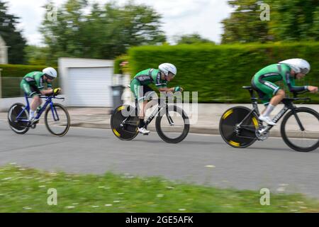 Etouvelles, France. 15 août 2020. L'équipe irlandaise vue en action pendant le procès. La deuxième étape du Tour de l'avenir 2021 est un essai en équipe dans un circuit autour de la ville de Laon le 15 août. Le Tour de l'avenir est une compétition cycliste qui se déroule du 13 au 22 août 2021 et est réservée aux cyclistes de moins de 23 ans. Le gagnant de la deuxième première étape est l'équipe des pays-Bas. Crédit : SOPA Images Limited/Alamy Live News Banque D'Images