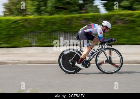 Etouvelles, France. 15 août 2020. Le cavalier slovaque Matej Blasko, laissé derrière lui par ses coéquipiers pendant le procès. La deuxième étape du Tour de l'avenir 2021 est un essai en équipe dans un circuit autour de la ville de Laon le 15 août. Le Tour de l'avenir est une compétition cycliste qui se déroule du 13 au 22 août 2021 et est réservée aux cyclistes de moins de 23 ans. Le gagnant de la deuxième première étape est l'équipe des pays-Bas. Crédit : SOPA Images Limited/Alamy Live News Banque D'Images