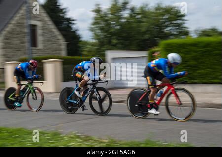 Etouvelles, France. 15 août 2020. L'équipe colombienne vue en action pendant le procès. La deuxième étape du Tour de l'avenir 2021 est un essai en équipe dans un circuit autour de la ville de Laon le 15 août. Le Tour de l'avenir est une compétition cycliste qui se déroule du 13 au 22 août 2021 et est réservée aux cyclistes de moins de 23 ans. Le gagnant de la deuxième première étape est l'équipe des pays-Bas. Crédit : SOPA Images Limited/Alamy Live News Banque D'Images