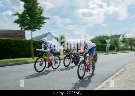 Etouvelles, France. 15 août 2020. Des membres de l'équipe suisse vus en action pendant le procès. La deuxième étape du Tour de l'avenir 2021 est un essai en équipe dans un circuit autour de la ville de Laon le 15 août. Le Tour de l'avenir est une compétition cycliste qui se déroule du 13 au 22 août 2021 et est réservée aux cyclistes de moins de 23 ans. Le gagnant de la deuxième première étape est l'équipe des pays-Bas. Crédit : SOPA Images Limited/Alamy Live News Banque D'Images