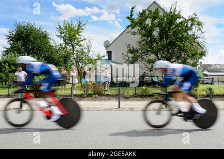 Etouvelles, France. 15 août 2020. Les membres de l'équipe de jeunes en formation de l'UCI sont vus en action dans l'essai de temps d'équipe alors qu'une famille encourage les cavaliers de l'arrière-cour. La deuxième étape du Tour de l'avenir 2021 est un essai en équipe dans un circuit autour de la ville de Laon le 15 août. Le Tour de l'avenir est une compétition cycliste qui se déroule du 13 au 22 août 2021 et est réservée aux cyclistes de moins de 23 ans. Le gagnant de la deuxième première étape est l'équipe des pays-Bas. (Photo de Laurent Coust/SOPA Images/Sipa USA) crédit: SIPA USA/Alay Live News Banque D'Images