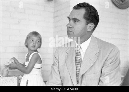 Le sénateur de Californie Richard Milhous Nixon, qui deviendra plus tard le 36e vice-président des États-Unis (sous Eisenhower) et le 37e président des États-Unis, avec sa fille en juillet 1952. (ÉTATS-UNIS) Banque D'Images