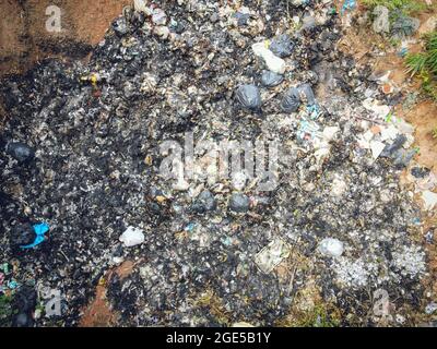 Vue aérienne décharge déchets énorme décharge pollution de l'environnement, vue de dessus sur le plastique et autres déchets industriels désastre écologique de Banque D'Images