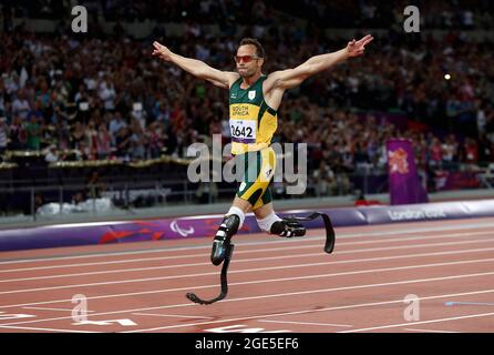 Photo du dossier en date du 08-09-2012 de l'Afrique du Sud Oscar Pistorius célèbre la victoire de l'or dans le 400m T44 masculin au stade olympique de Londres. Date de publication : le mardi 17 août 2021. Banque D'Images