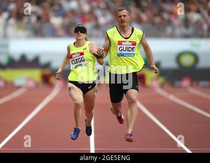 Photo du dossier datée du 21-07-2018 de la Grande-Bretagne Elizabeth Clegg et guide en action pendant le T11 200m féminin pendant le premier jour des Jeux d'anniversaire de Muller au stade Queen Elizabeth, Londres. Date de publication : le mardi 17 août 2021. Banque D'Images