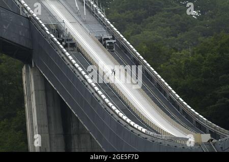 Nagano, Japon, 2021-10-08 , athlète pratiquant le saut au saut à ski de Nagano, hôte des Jeux olympiques d'hiver de 2018. Banque D'Images